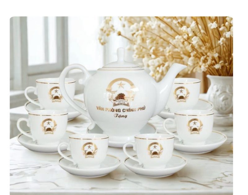 Ấm trà in logo dẫn đầu xu hướng quà tặng doanh nghiệp 2025?