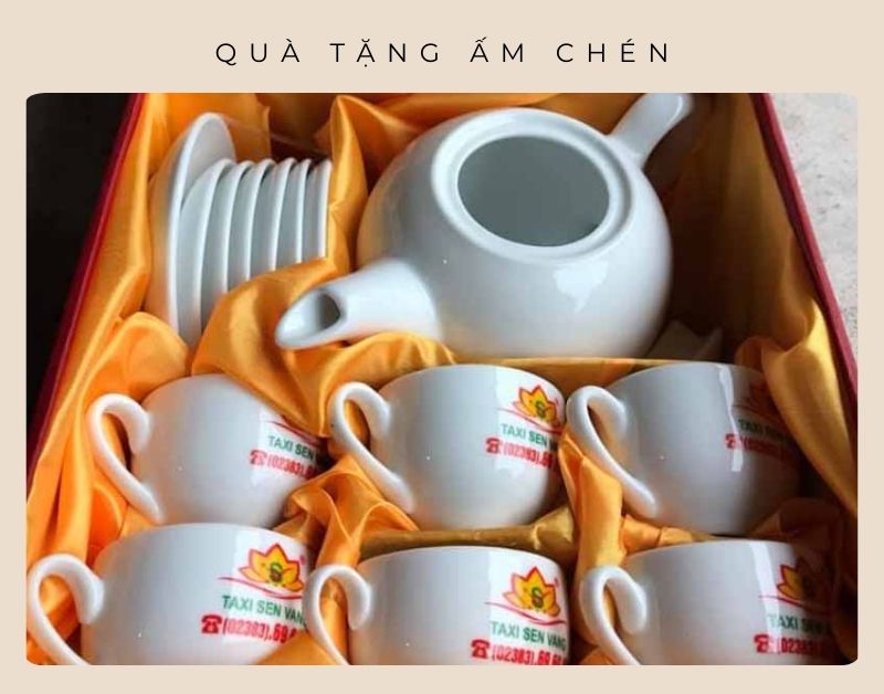 In ấm chén theo yêu cầu: quà tặng thương hiệu tinh tế