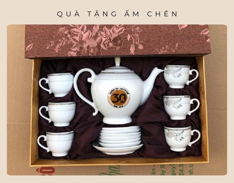 In ấm chén theo yêu cầu: quà tặng thương hiệu tinh tế