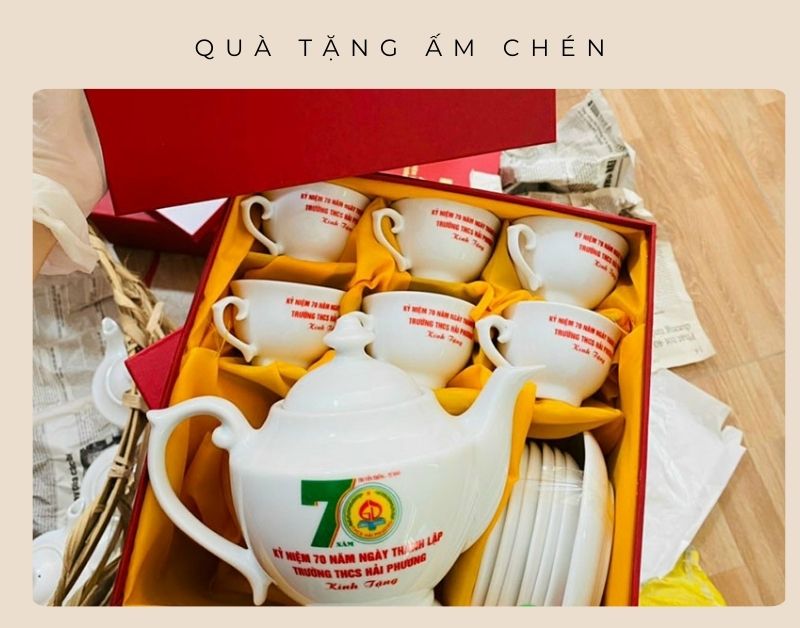 In ấm chén theo yêu cầu: quà tặng thương hiệu tinh tế