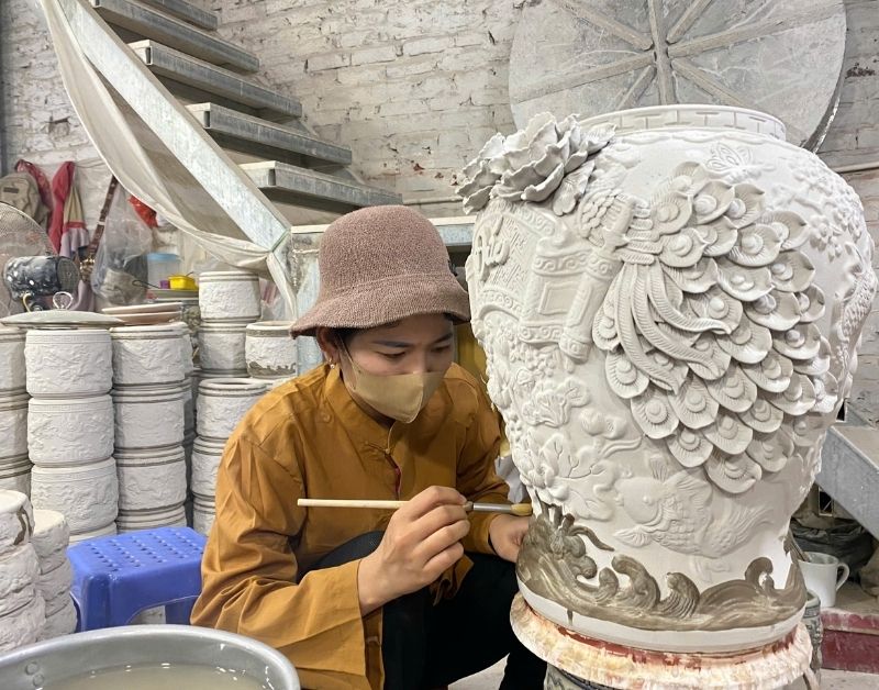 Cách "chữa lành" lục bình sứ bị nứt vỡ, trầy xước