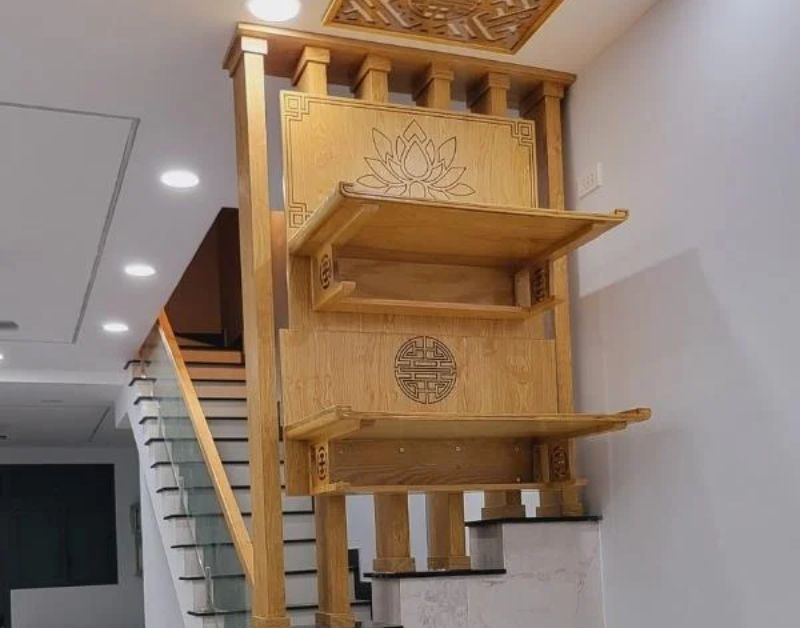Cách hóa giải bàn thờ đối diện cầu thang