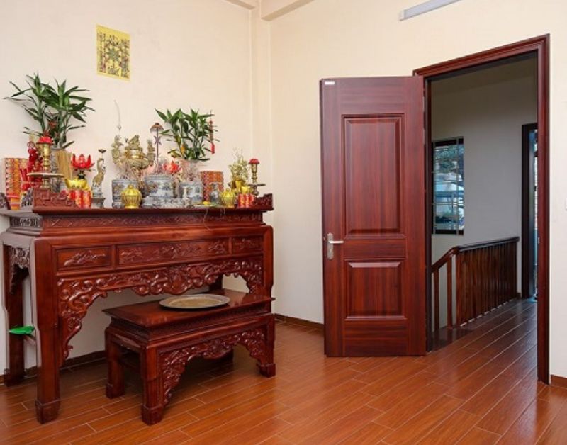 Cách khắc phục bàn thờ cạnh cửa ra vào và lưu ý phong thuỷ
