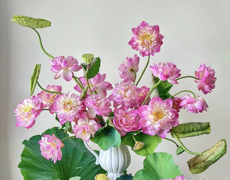Hướng dẫn chọn bình cắm hoa sen và bí kíp giúp hoa tươi lâu