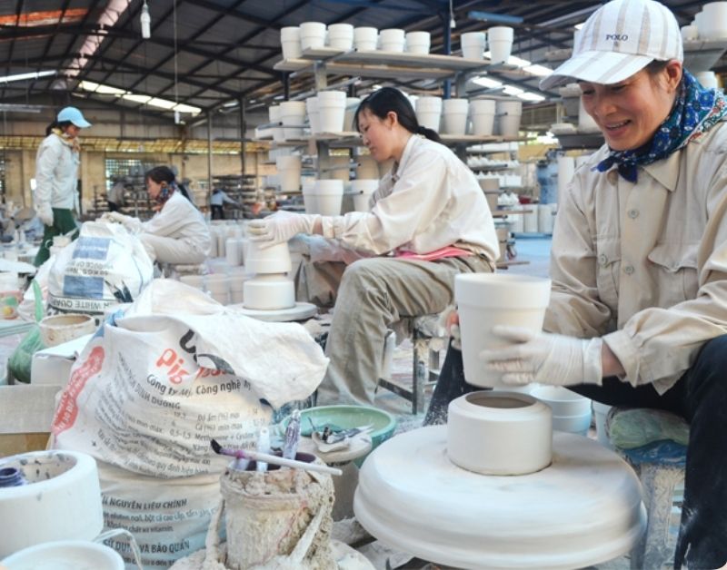 Cách phân biệt gốm sứ Bát Tràng vẽ tay và gốm sứ dán decal chuẩn xác nhất