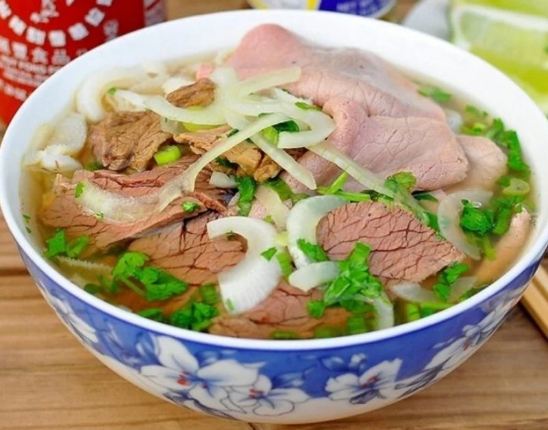 Tư vấn cách chọn tô sứ cho quán phở nâng tầm trải nghiệm khách hàng