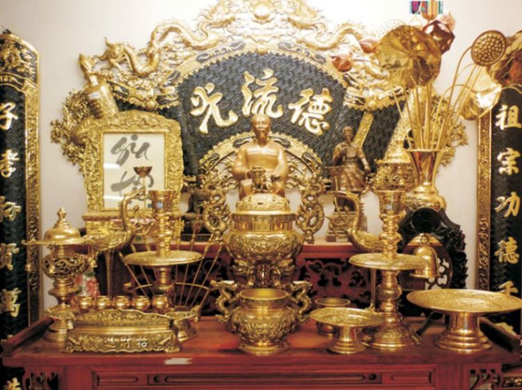 Chọn mua đồ đồng thờ cúng cho ban thờ gia tiên