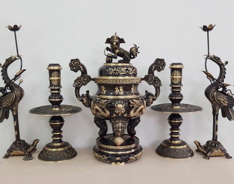 Chọn mua đồ đồng thờ cúng cho ban thờ gia tiên
