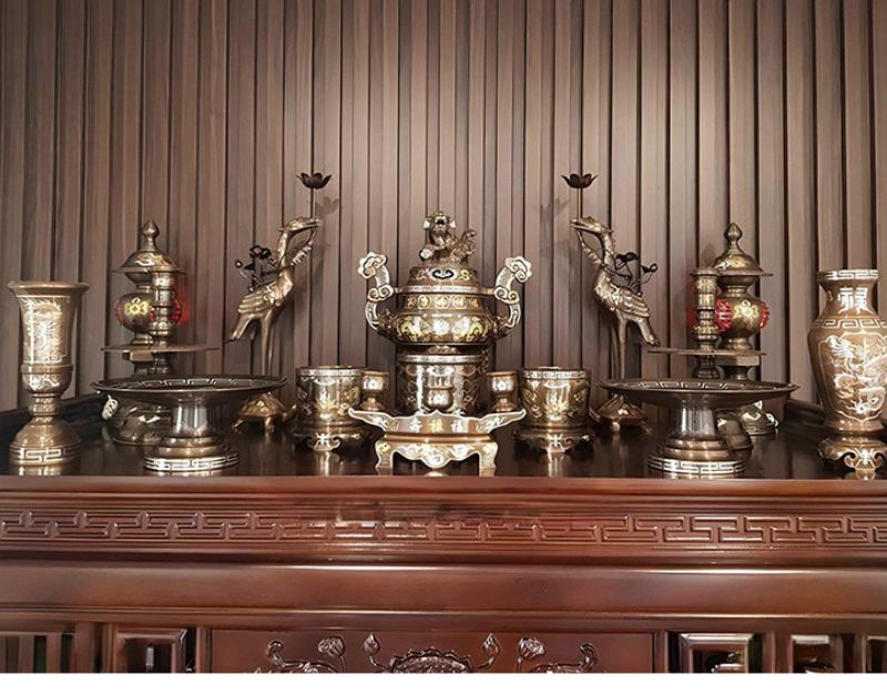 Chọn mua đồ đồng thờ cúng cho ban thờ gia tiên