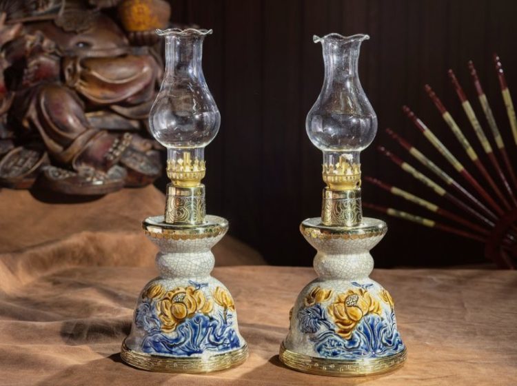 Đèn dầu ban thờ trong văn hóa tâm linh của người Việt