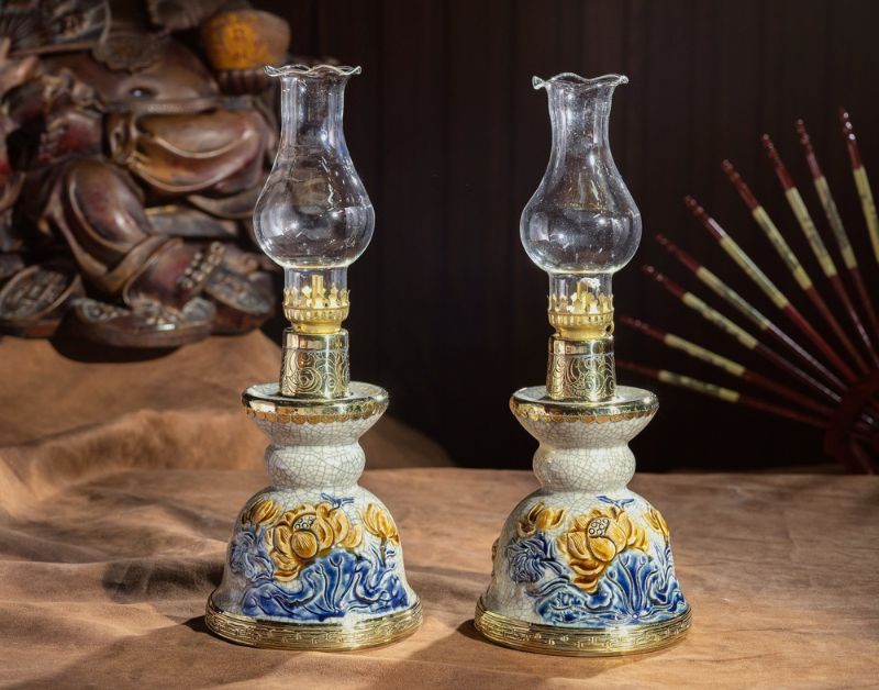 Đèn dầu ban thờ trong văn hóa tâm linh của người Việt
