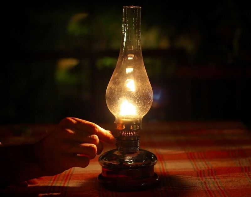Đèn dầu ban thờ trong văn hóa tâm linh của người Việt