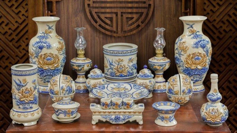 Giải mã sức hút đồ thờ men rạn đắp nổi Bát Tràng